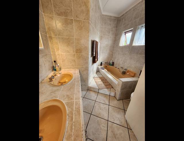 3 BEDROOM TOWNHOUSE FOR SALE IN MANABA BEACH